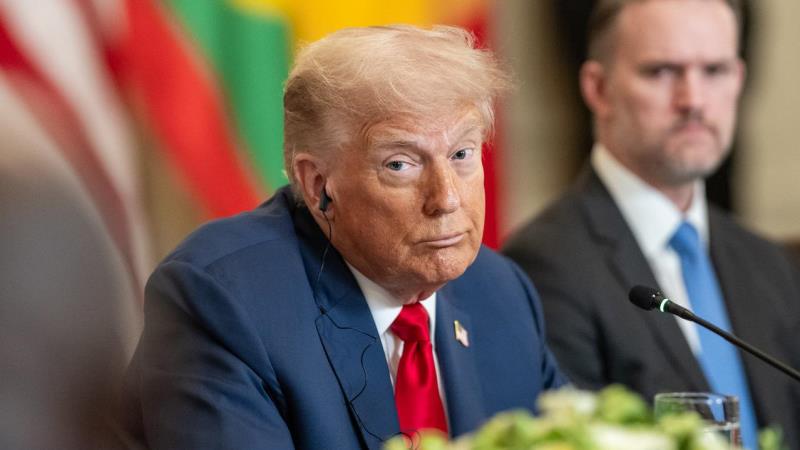 Documento-chave segue sob sigilo, e promessa de campanha de Trump vira bomba política.