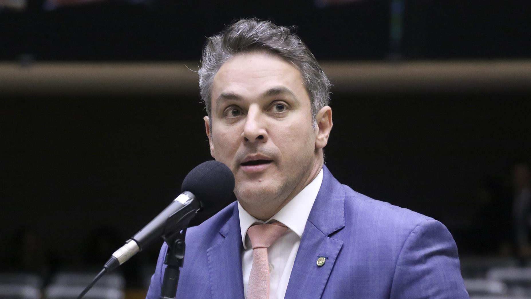 Parlamentar alega abuso de poder e cobra reação de entidades internacionais