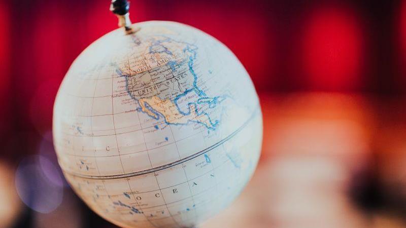 Estudo da CNI indica que efeitos do tarifaço vão reverberar pelo mundo, mas os EUA serão os mais afetados.