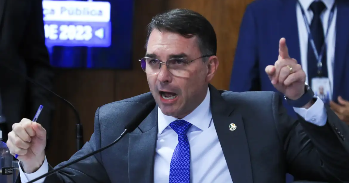 Flávio Bolsonaro protocola pedido de impeachment contra Moraes