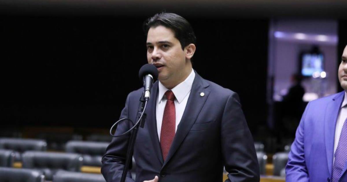 Gabinete do deputado Júnior Mano é alvo de operação da PF