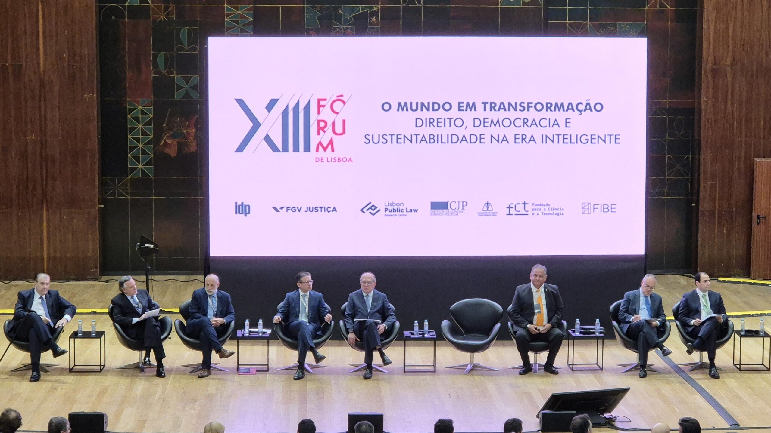 Gilmar Mendes e Hugo Motta participaram da aula magna que abriu nesta quarta-feira o Fórum de Lisboa.