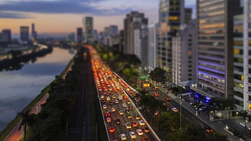Novo decreto estabelece redução do IPI para carros sustentáveis. Na foto, trânsito na marginal Pinheiros, em São Paulo.