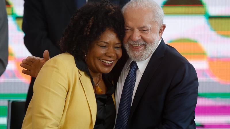 O presidente Lula com a ministra Margareth Menezes (Cultura), que assina o projeto.