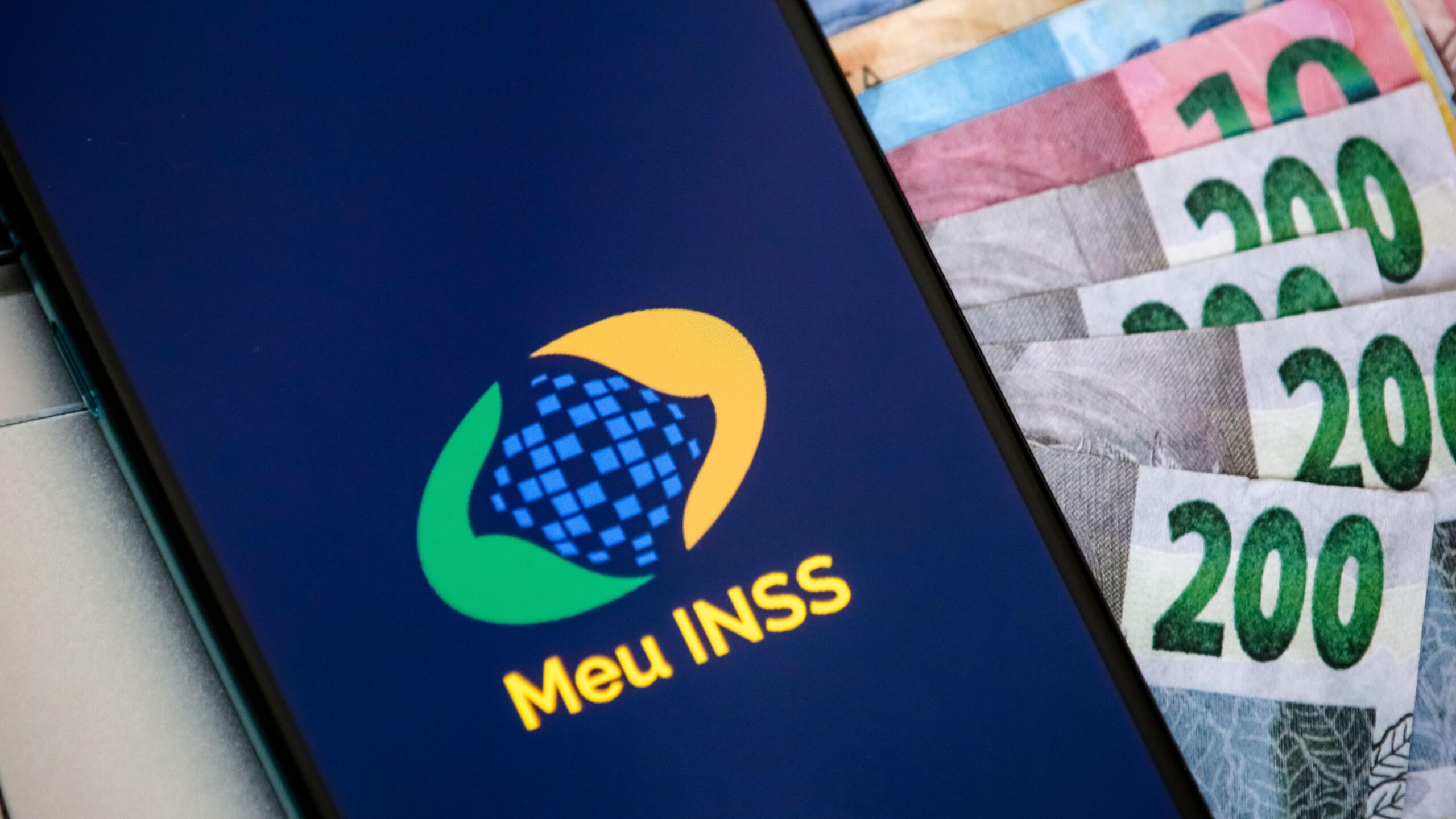 O INSS começou a pagar o reembolso a aposentados e pensionistas.