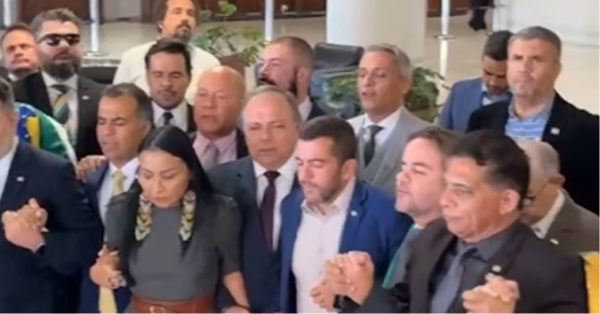 Jair Bolsonaro e deputados fazem oração antes de reunião do PL