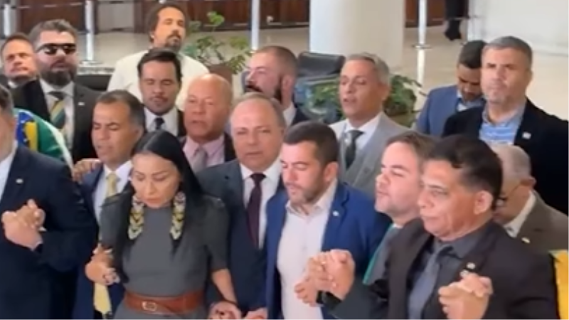 Deputados fazem oração com Bolsonaro.