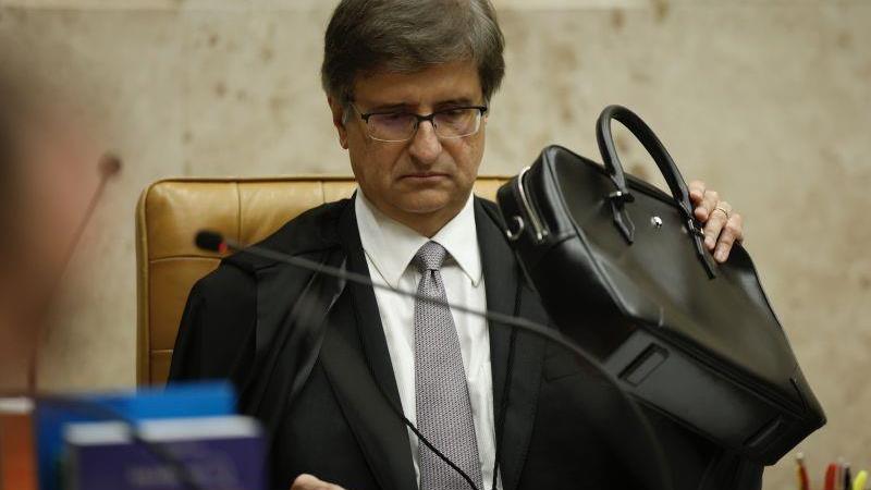 O procurador-geral da República, Paulo Gonet, assina o documento com as alegações finais da PGR.