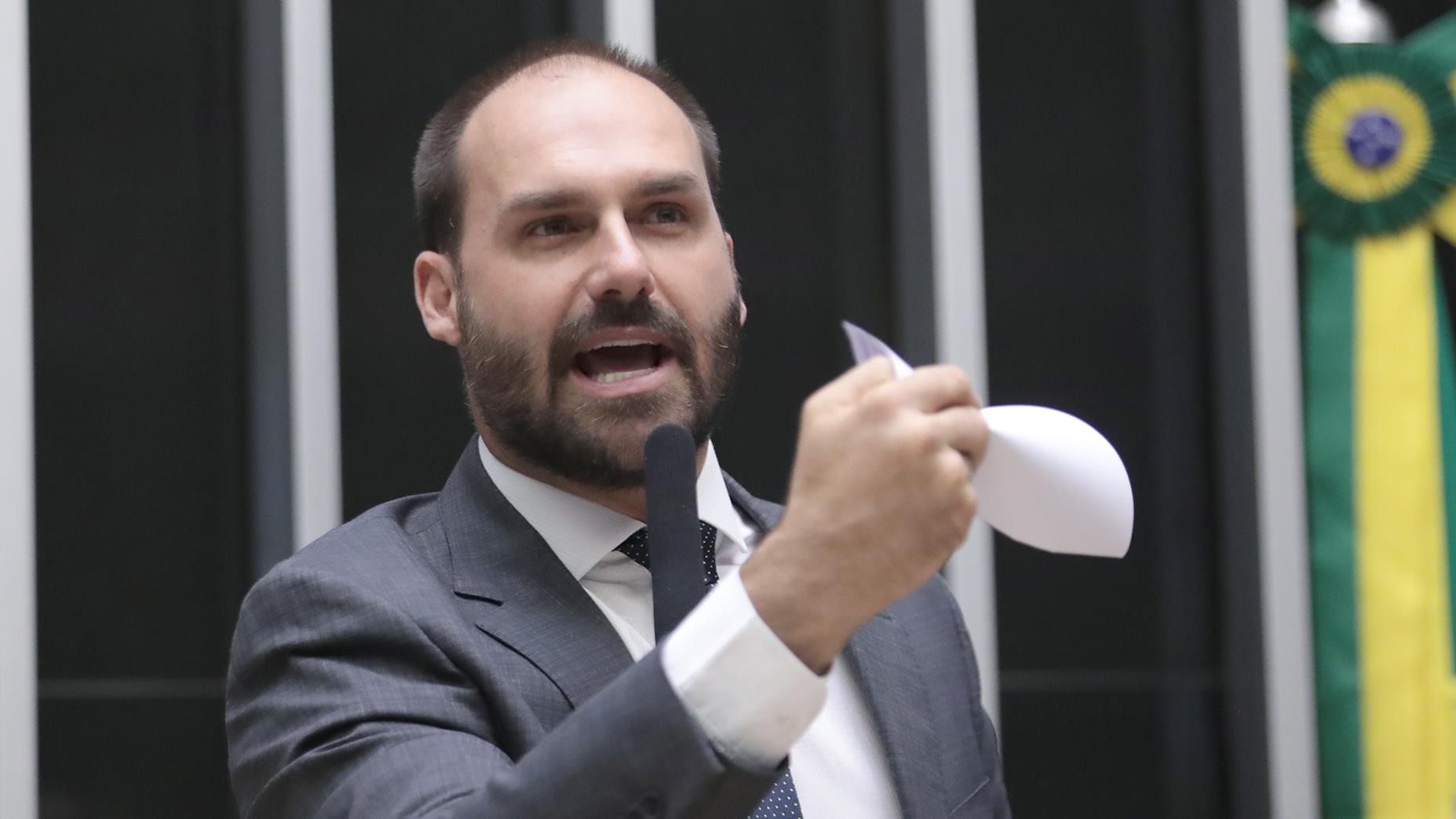 Representação de Randolfe e Lindbergh contra Eduardo Bolsonaro cobra punição com base no Código Penal Militar.