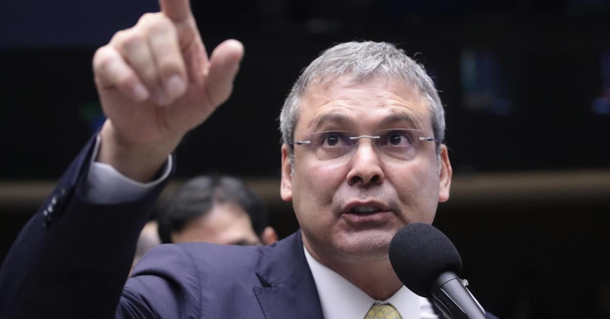 Lindbergh pede proibição de eventual nomeação de Eduardo Bolsonaro