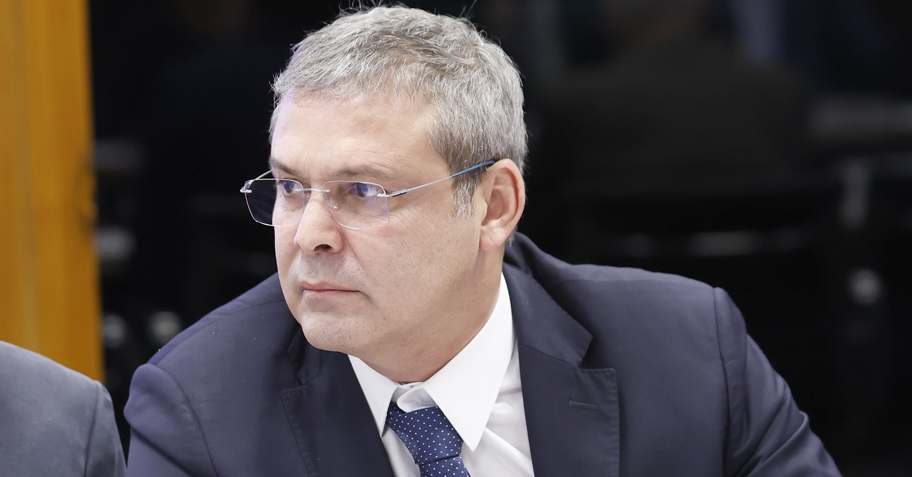 Lindbergh pede suspensão preventiva do mandato de Eduardo Bolsonaro