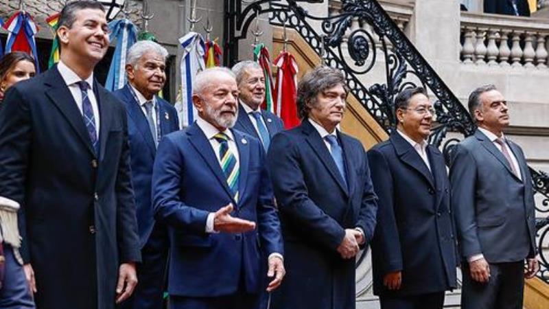 Lula e Javier Milei posam para fotos com outros líderes do Mercosul.