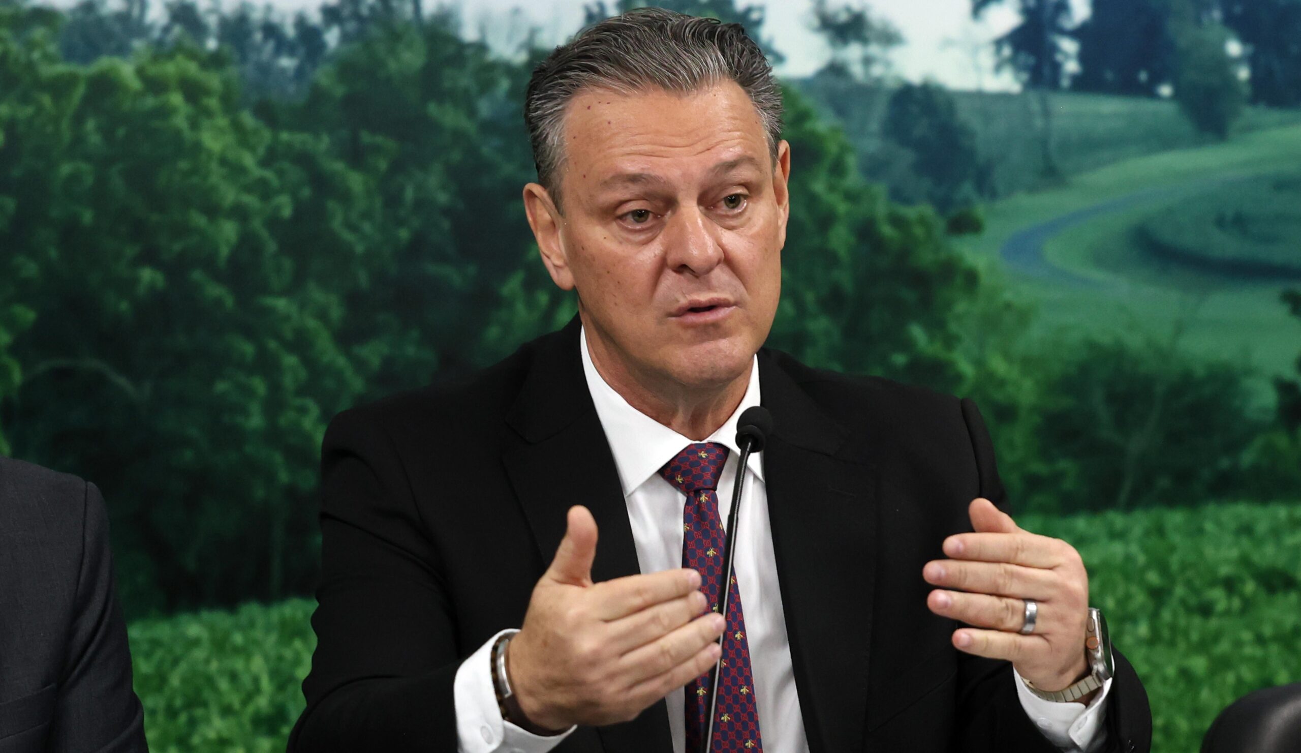 Carlos Fávaro critica juros altos e cobra explicação do Banco Central.