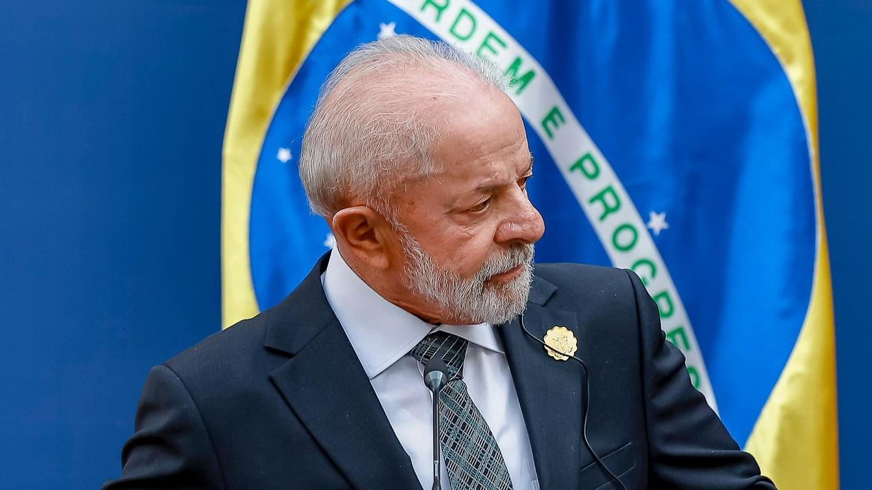 Lula acusa Trump de impor tarifas por motivações políticas e ignorar balança comercial.