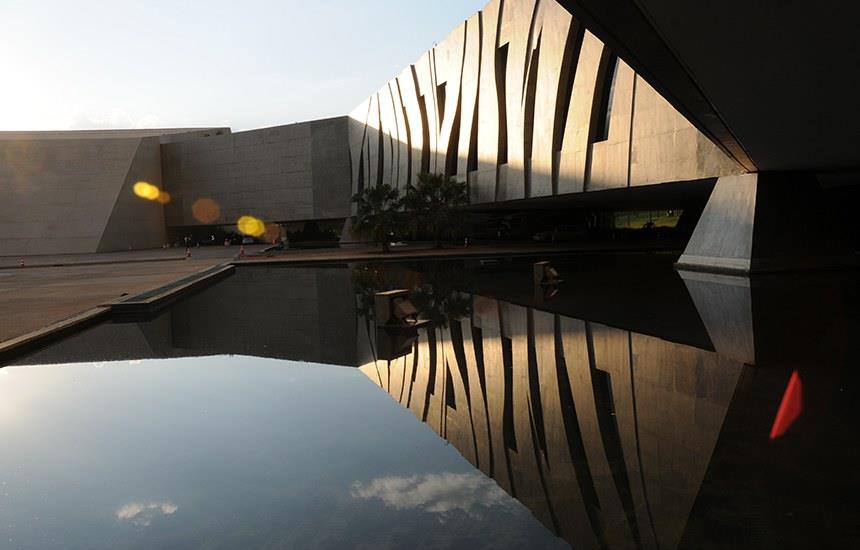 Lula sanciona lei que transforma cargos de técnico em analista no STJ