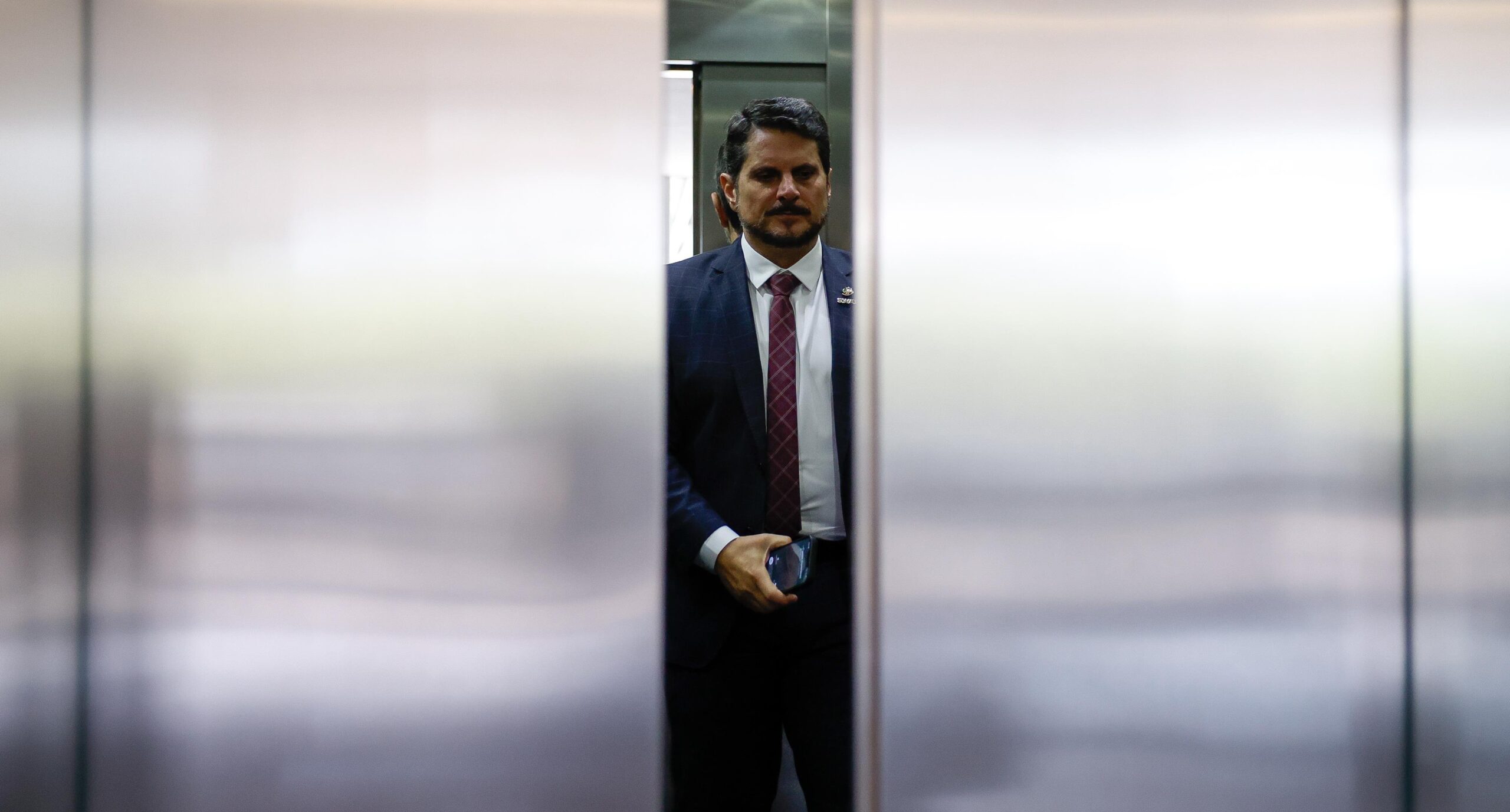 Marcos do Val contraria o STF, deixa o país e ataca Moraes