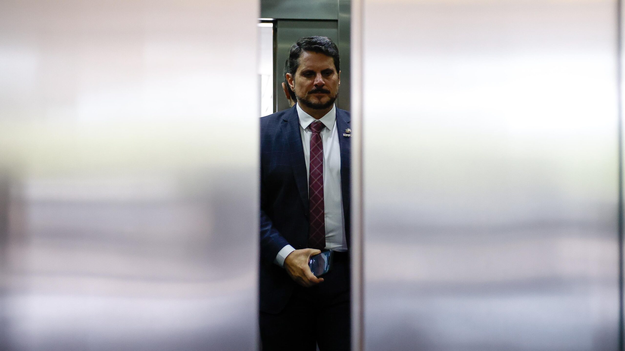 Marcos do Val chamou de ilegal apreensão de passaporte e proibição de deixar o país, determinadas por Alexandre de Moraes.