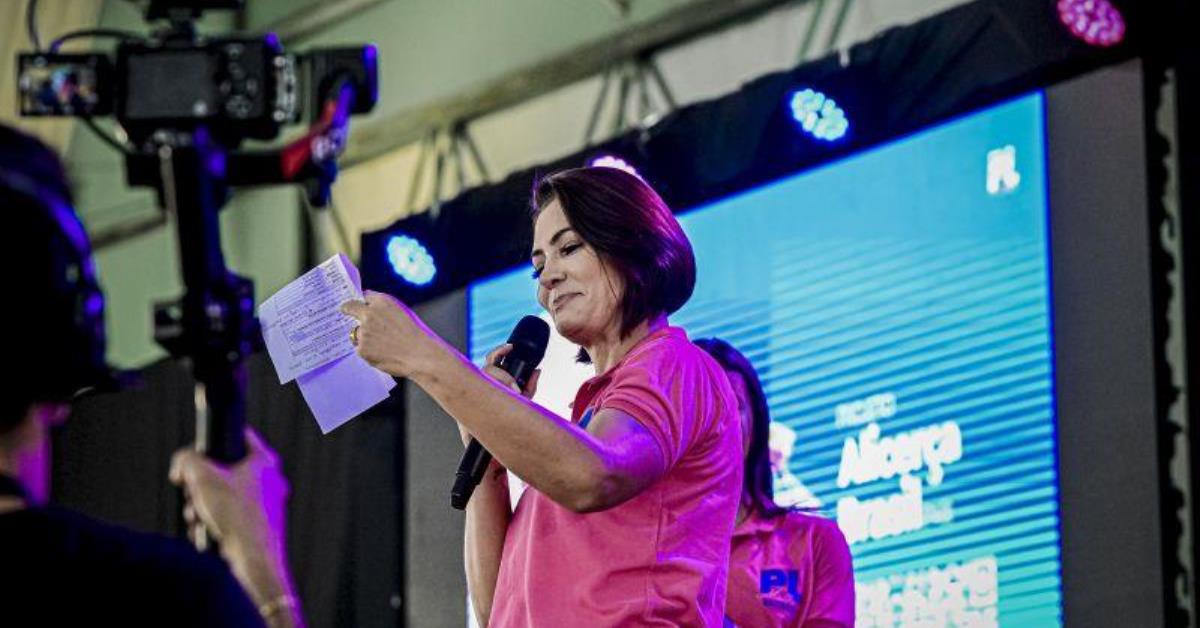 Michelle lê carta direcionada a Lula e pede para “baixar as armas”