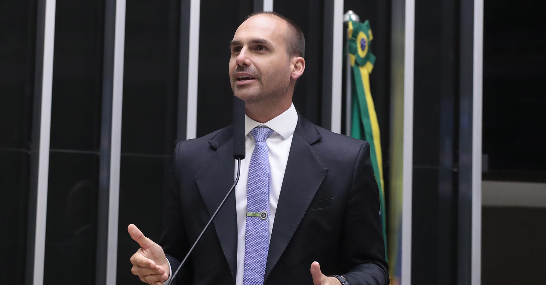 Moraes amplia prazo de inquérito contra Eduardo Bolsonaro nos EUA