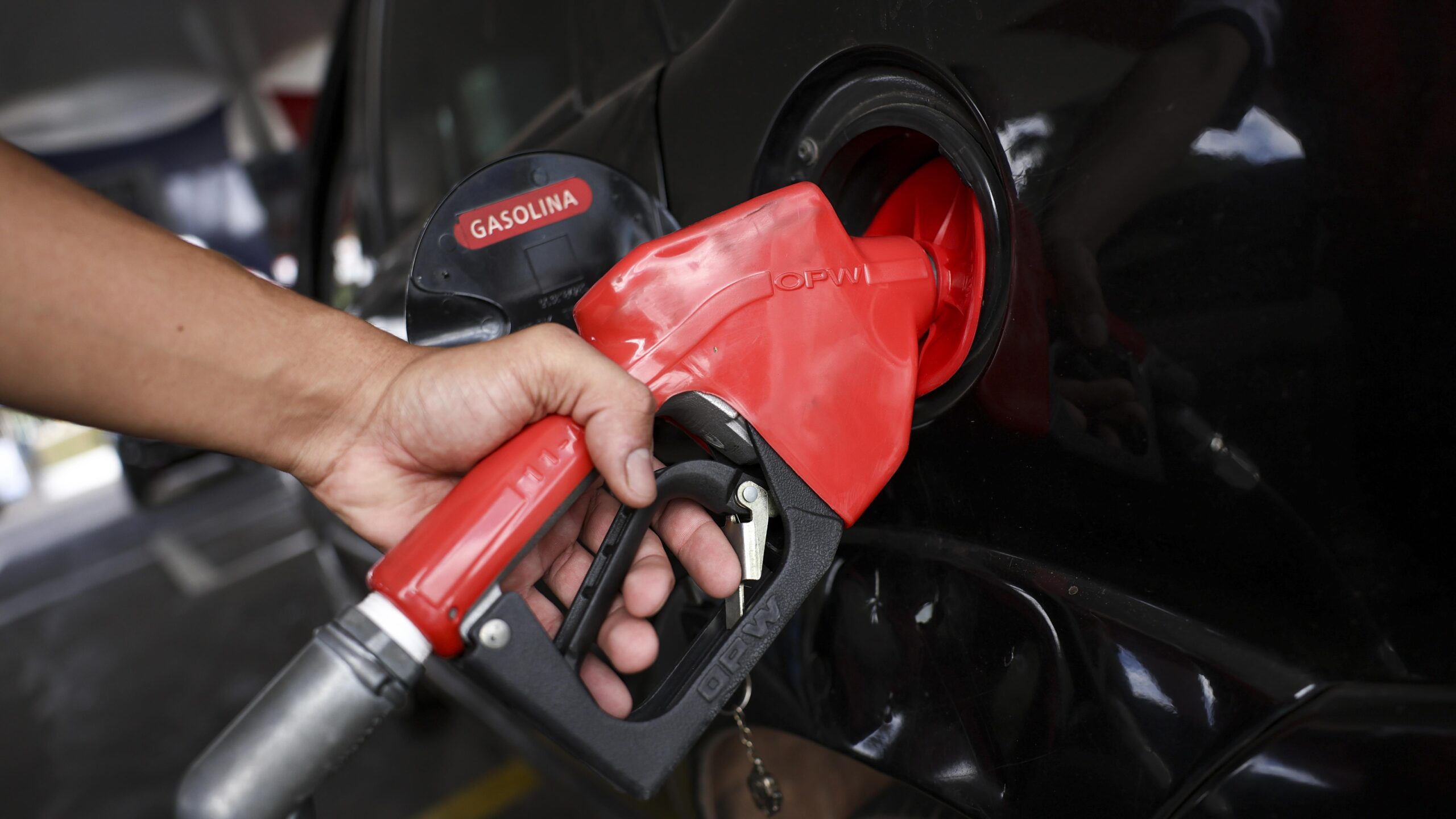 Reduções feitas pelas Petrobras devem chegar aos postos de gasolina.