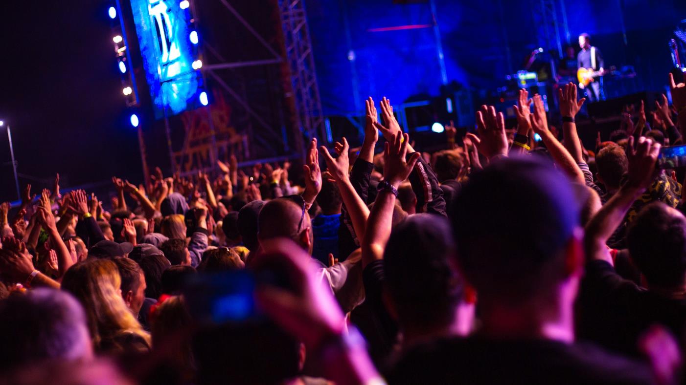 Projeto de lei propõe regras para garantir acesso igualitário a eventos públicos e redistribuir recursos de camarotes para a saúde.