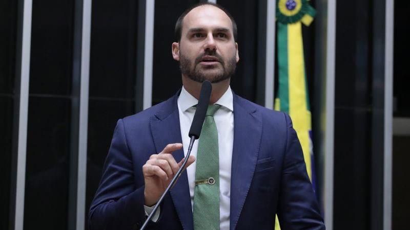 Eduardo Bolsonaro (PL-SP) licenciou-se do mandato de deputado e hoje mora nos Estados Unidos.