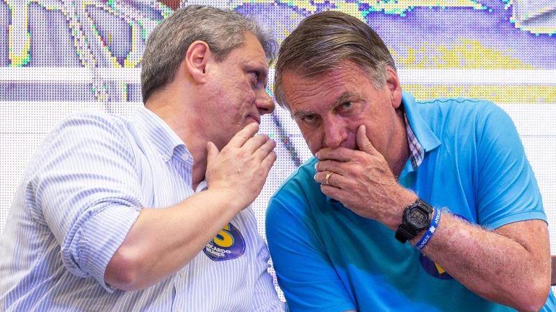 O governador de São Paulo, Tarcísio de Freitas, é o único nome próximo de Bolsonaro a empatar tecnicamente com Lula na pesquisa.