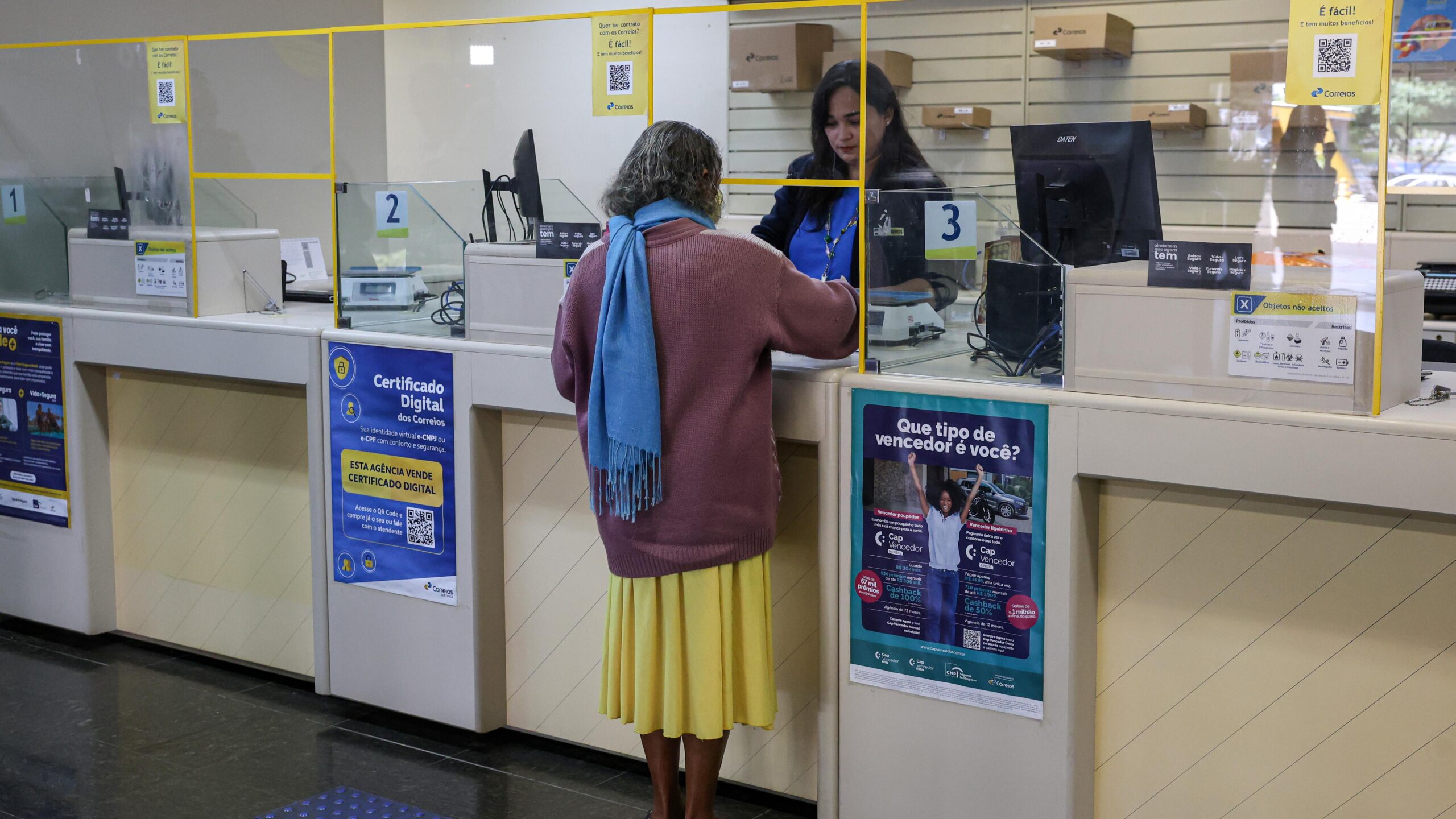 Aposentados e pensionistas podem consultar descontos indevidos em seus benefícios diretamente nas agências dos Correios.