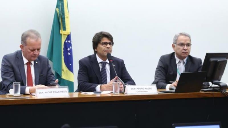 Deputado Pedro Paulo, ao centro da mesa, é o coordenador do grupo de trabalho da reforma administrativa.