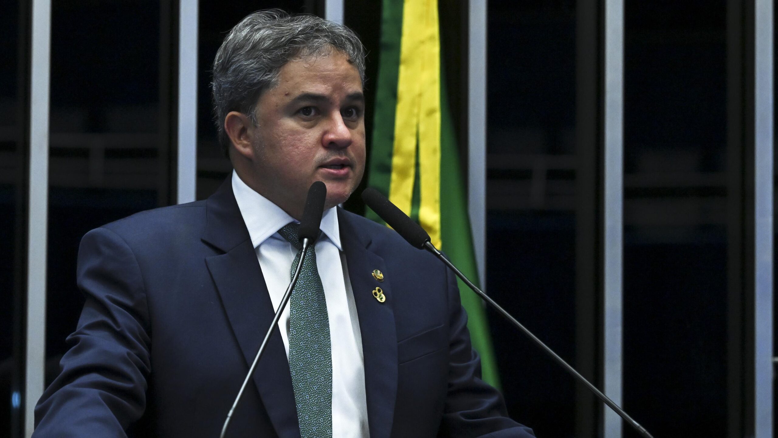 Senador Efraim Filho.