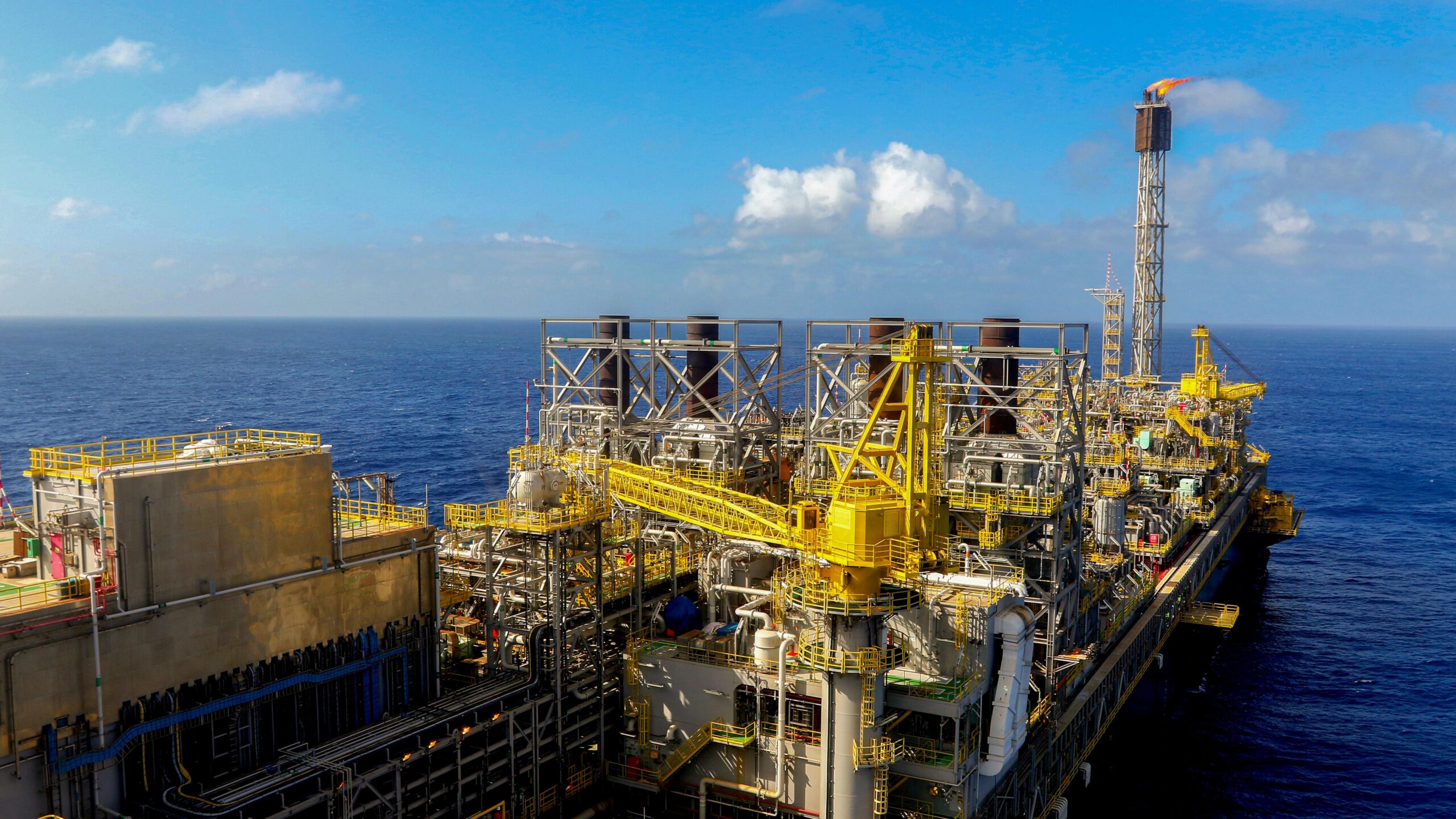 Vista aérea do navio-plataforma P-71, instalado no campo de Itapu, no pré-sal da Bacia de Santos, a 200 km da costa do Rio de Janeiro.