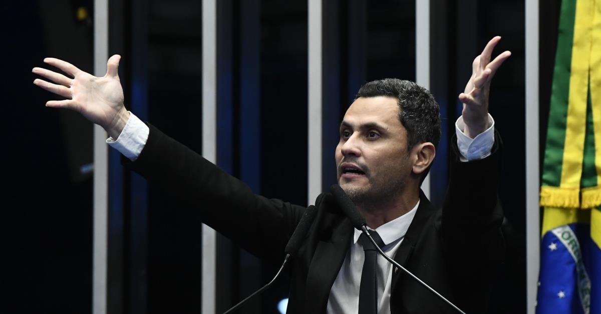 Senador Cleitinho critica governo e defende empresários no plenário