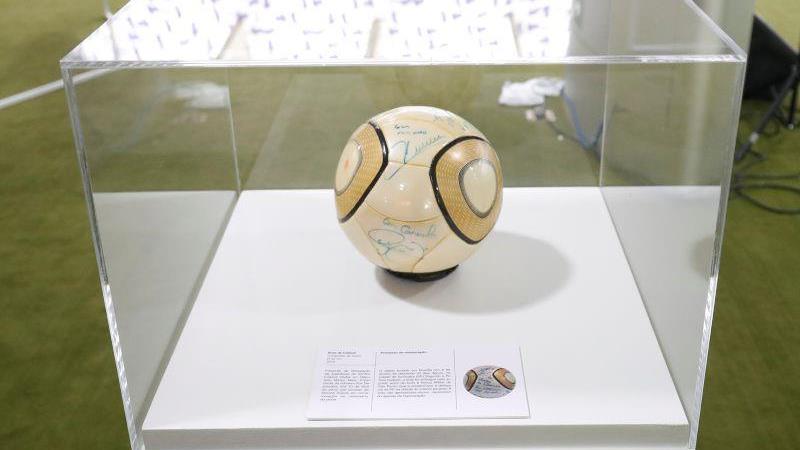 Bola assinada por Neymar foi encontrada em Sorocaba (SP) e devolvida ao Congresso.