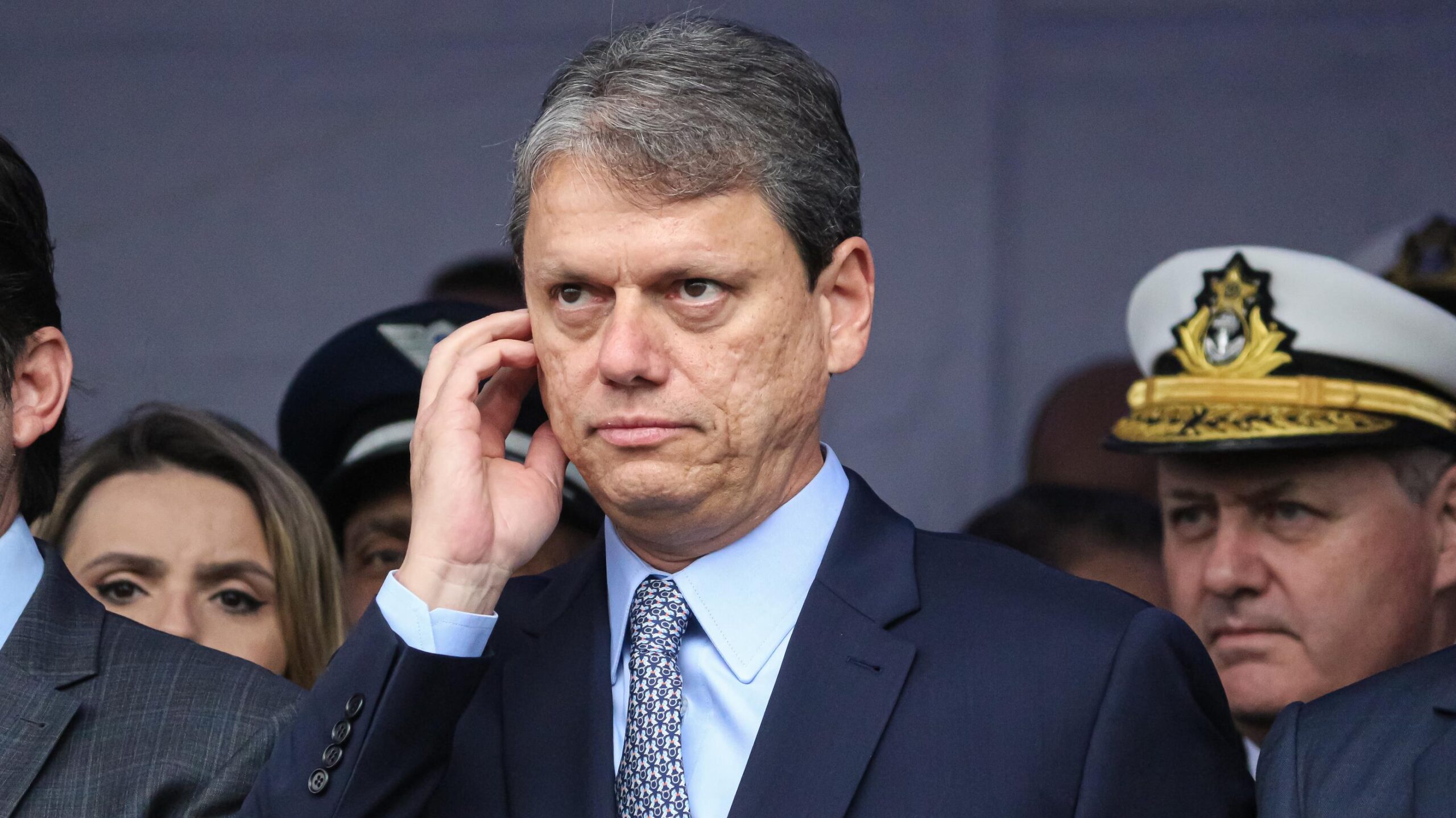 O governador Tarcísio de Freitas.