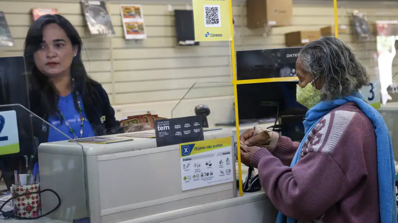 Acompanhamento da solicitação também pode ser feito nos Correios, aplicativo MEU INSS e na central 135.