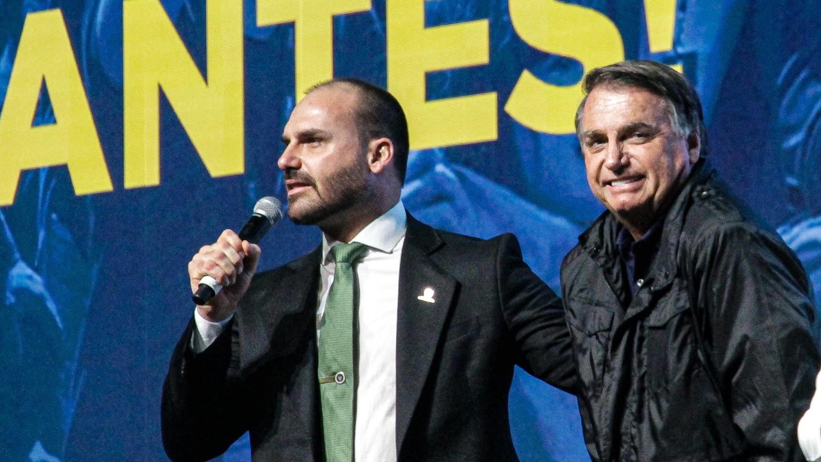 Eduardo e Jair Bolsonaro foram indiciados pela PF.