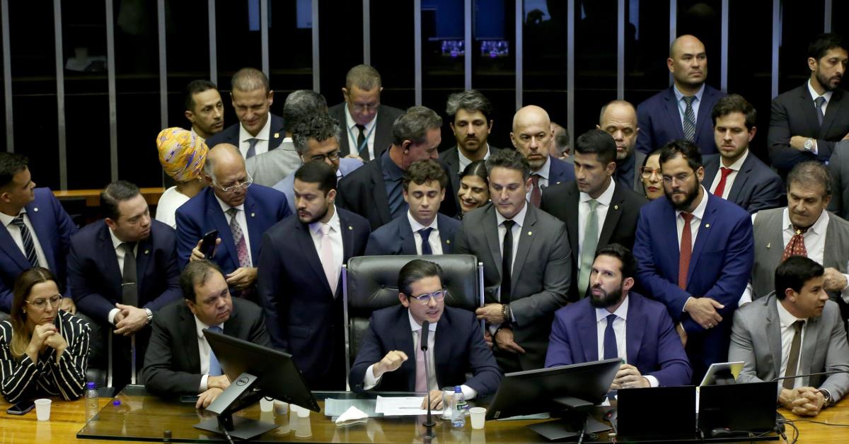 Após motim, oposição diz ter apoio por anistia e fim do foro