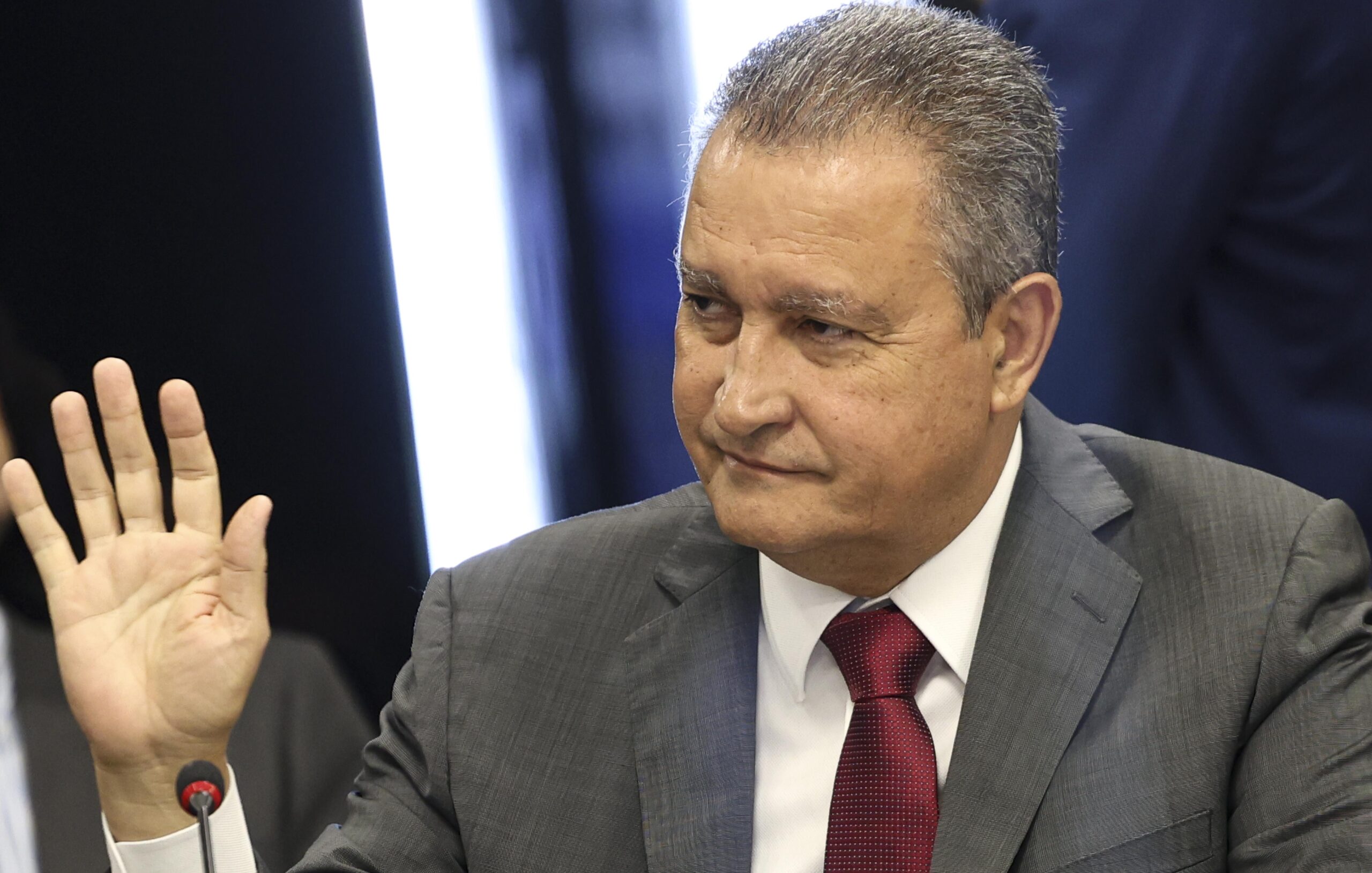 Ministro Rui Costa defende responsabilização das plataformas.