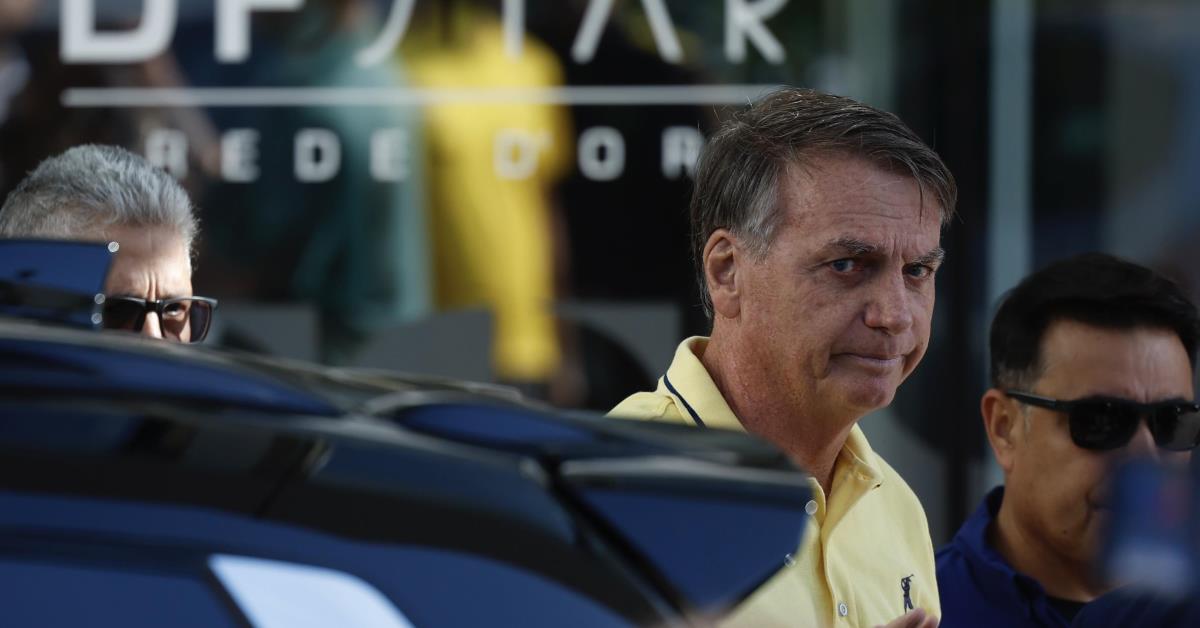 Bolsonaro deixa prisão domiciliar para fazer exames médicos
