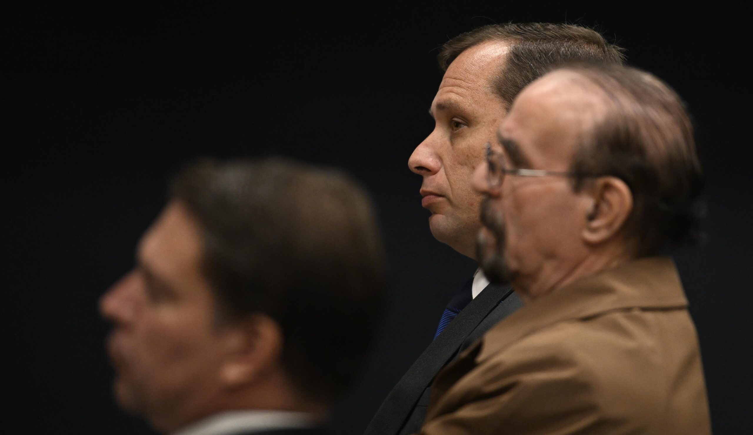 Mauro Cid, ao centro, durante sessão no STF. Delator é atacado pelos demais réus nas alegações finais entregues às vésperas de julgamento. 