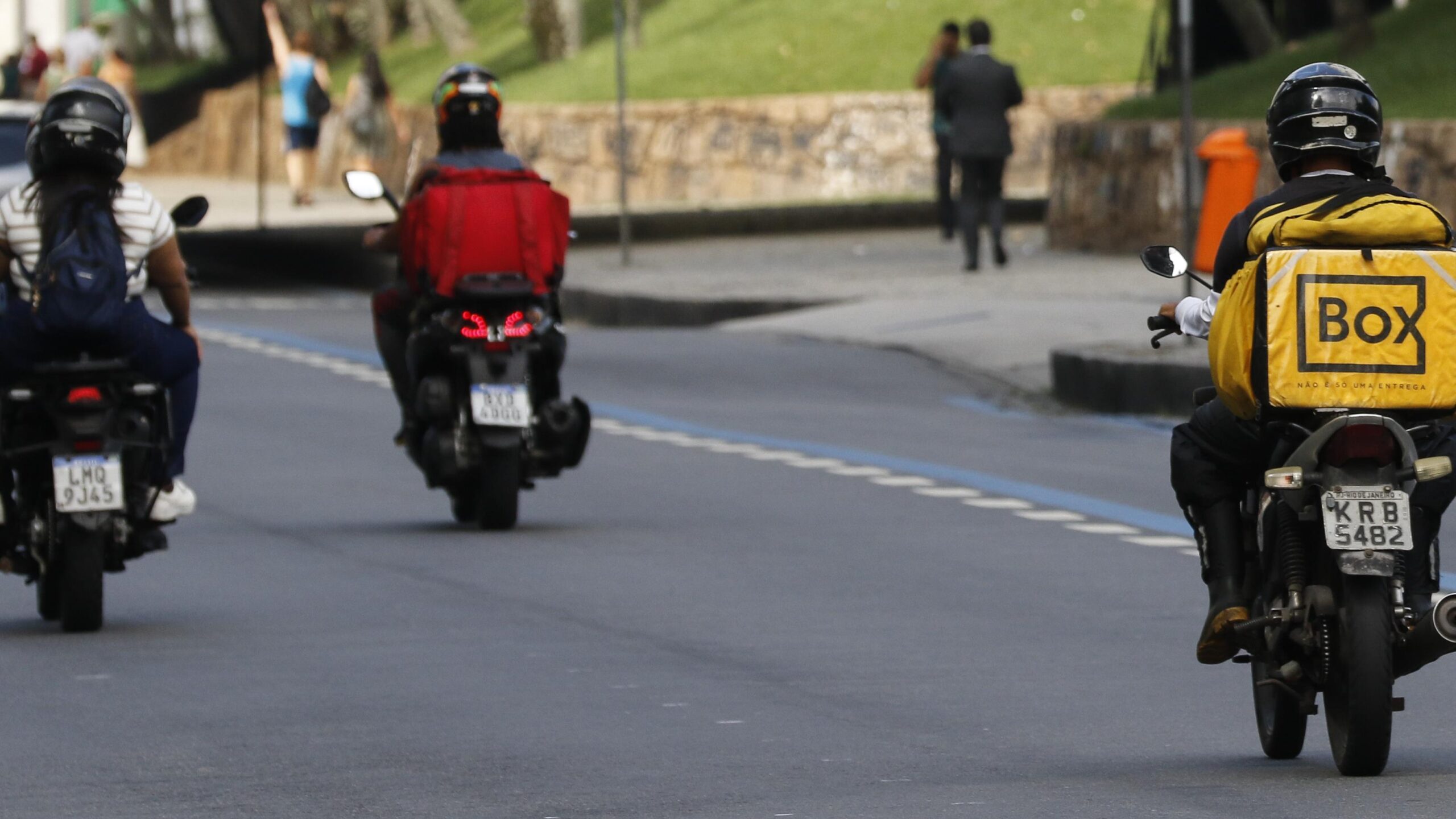 Entregadores de aplicativo trabalham na região do Centro do RJ.