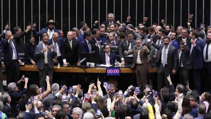 Proposta foi apresentada pelos membros da Mesa Diretora após protesto da oposição.
