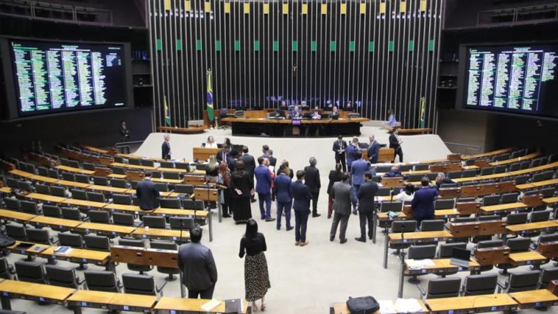 Deputados reunidos no plenário da Câmara durante sessão destinada a votações.