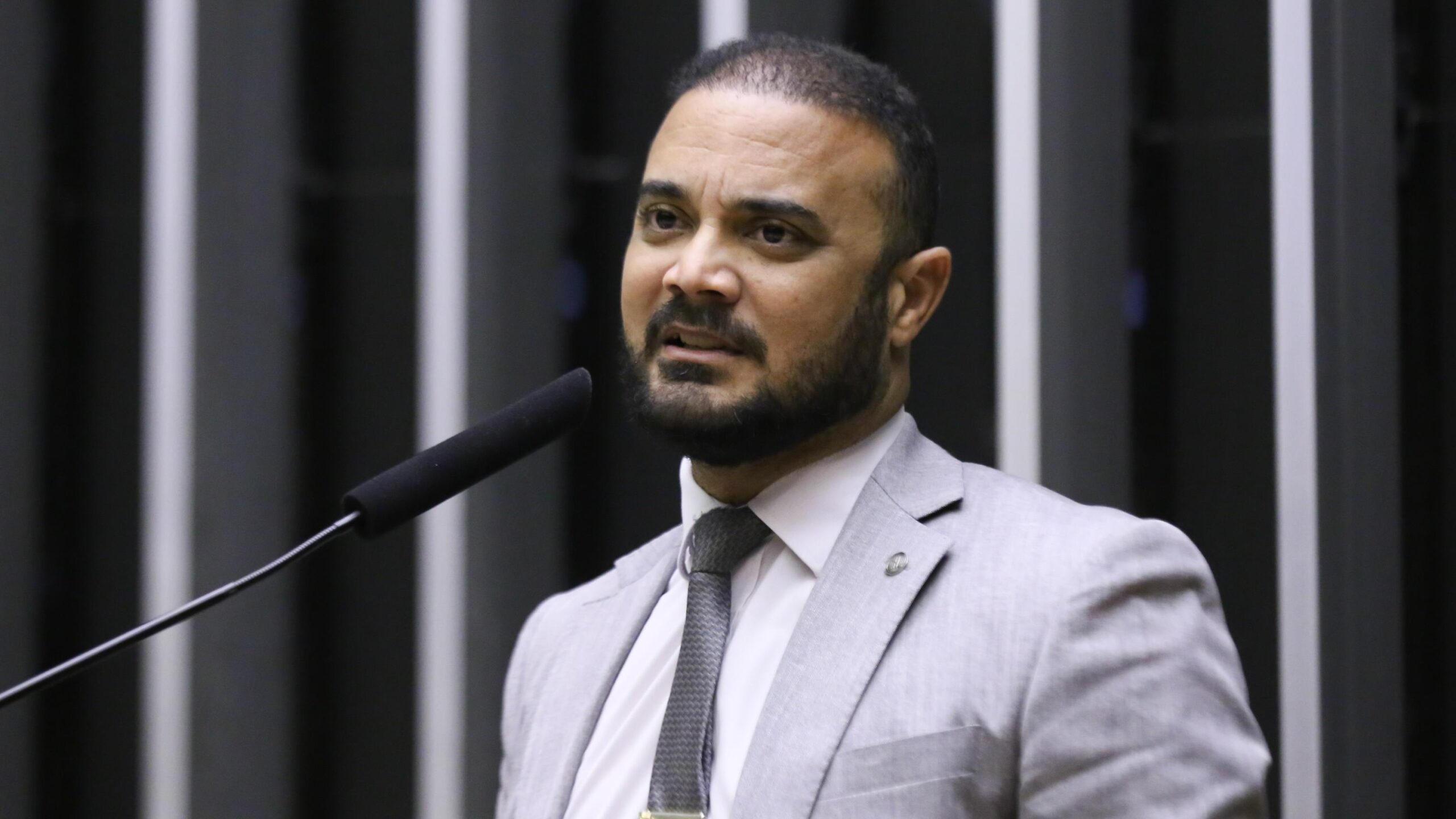 Deputado argumenta que medida reconhece custos pessoais de profissionais que atuam na proteção da sociedade.
