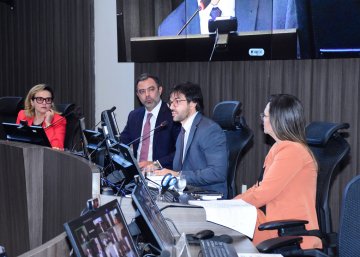 Foto da mesa do trabalhos da caravana