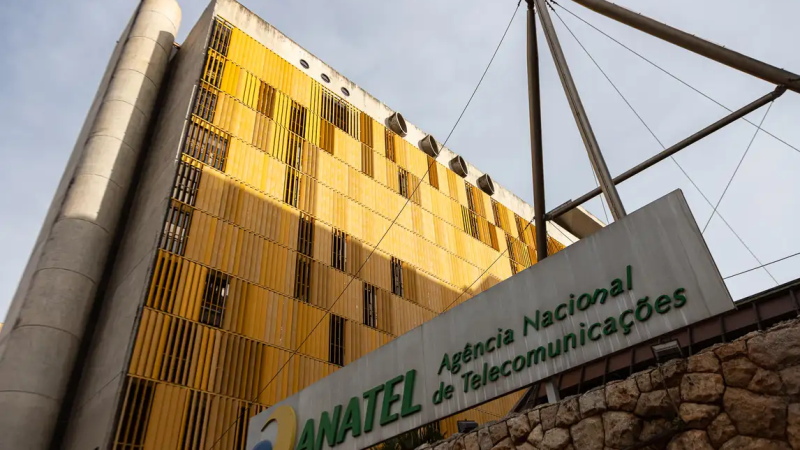 Fachada da Agência Nacional de Telecomunicações em Brasília.