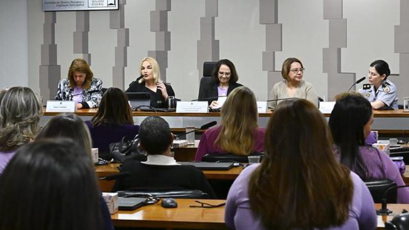 A votação foi adiada após pedido de vista coletiva.

Fonte: Agência Senado