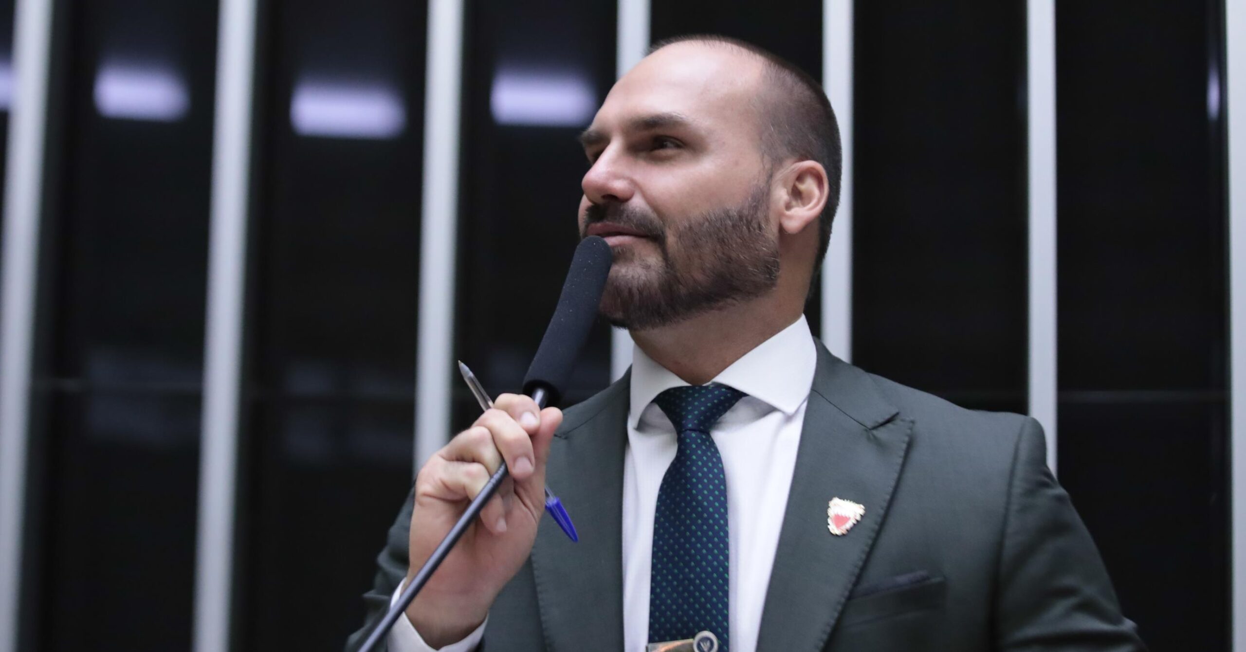 Com licença encerrada, Eduardo Bolsonaro volta a receber salário