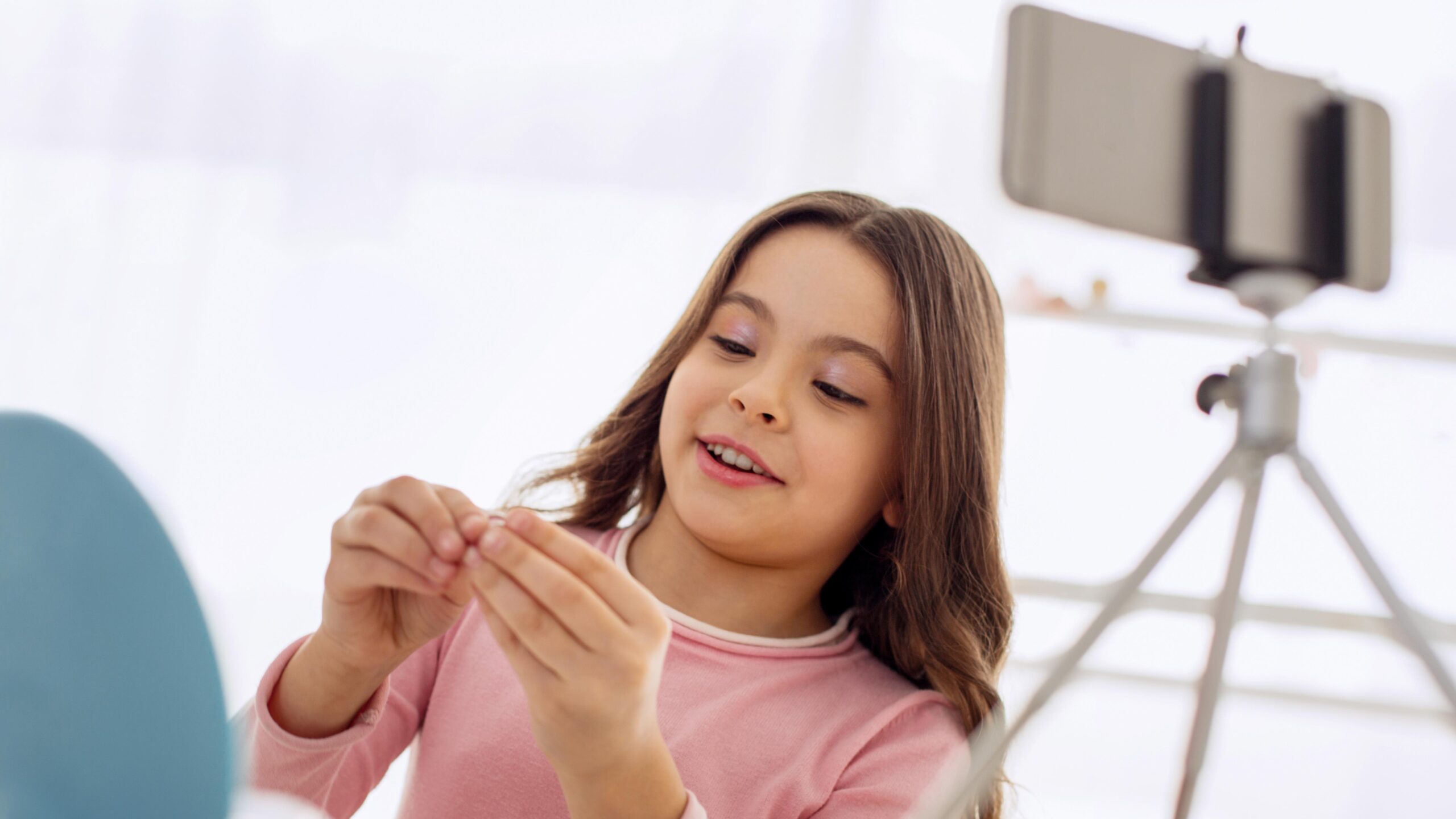 Proposta em tramitação na Câmara inclui alterações no ECA, exige alvará judicial e fixa regras sobre renda e jornada.