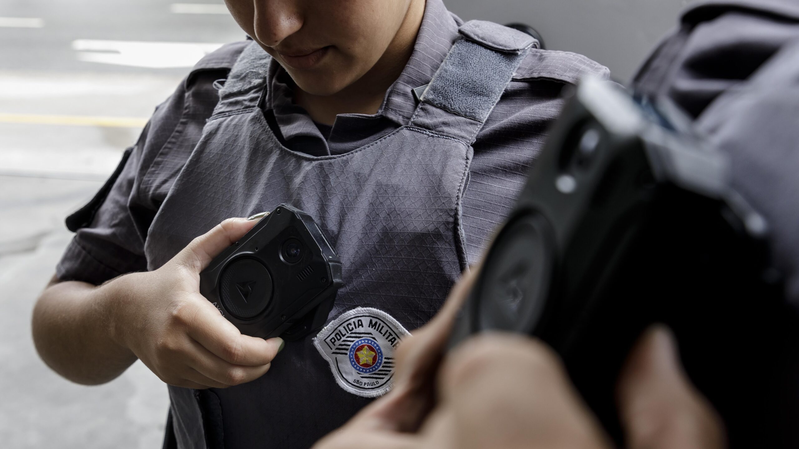 Comissão aprova suspensão de normas sobre câmeras corporais policiais. 